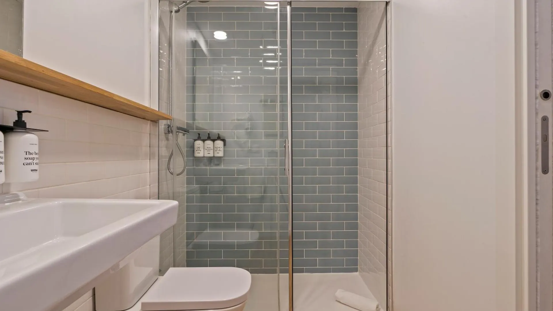 Hotel Uma Suites Ondarreta San Sebastián Espanha